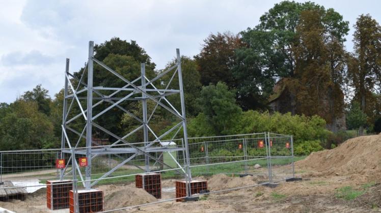 Auf einem Privatgelände in der Nähe der Lüdershagener Kirche wollte die Firma Deutsche Funkturm für bessere Handy-Verbindungen sorgen. Das Fundament muss an dieser Stelle zurückgebaut werden.