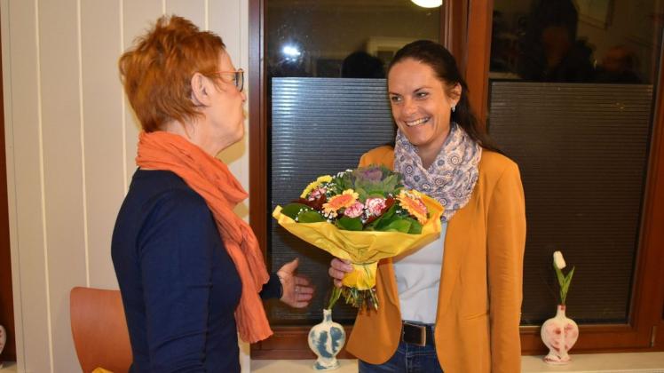 Nach gewonnener Wahl wurde Manja Buddenhagen (r.) am Mittwochabend zur Bürgermeisterin ernannt. Hannelore Toparkus, Leiterin der Finanzverwaltung, gratulierte mit Blumen.