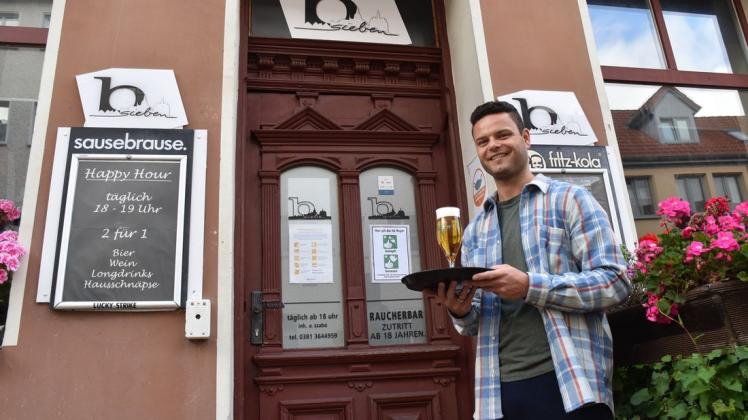 Ein frisch gezapftes Bier gibt es im b sieben ab Freitag nur noch für Geimpfte und Genesene. Barkeeper Jakob Schranck erhofft sich dennoch mehr Umsatz.