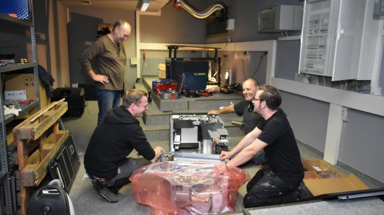 Im Vorführraum: Die Fachleute der beauftragten Firma bauen erstmals in Deutschland den neuesten Laser-Projektor ein.