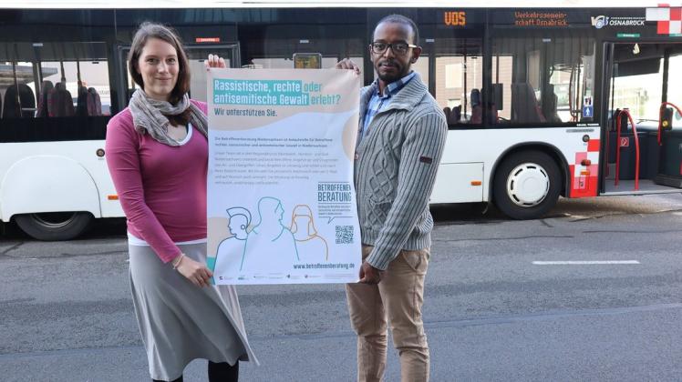 Gut beraten gegen rechte Gewalt: Exil-Geschäftsführerin Sara Josef und Ambachew Anjulo von der Betroffenenberatung Niedersachsen präsentieren das Plakat, mit dem der Verein in Bussen auf sein Angebot aufmerksam macht.