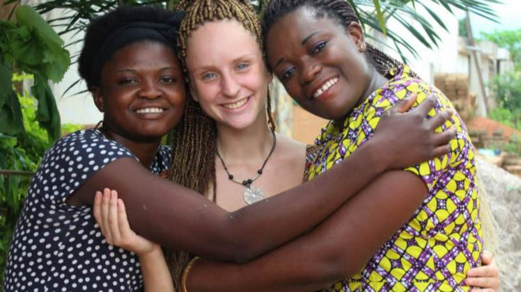 Engagement in Togo wird jetzt gewürdigt: Emily Wilbrand (Mitte) mit ihren Mitstreiterinnen Nina (links) und Bernice.