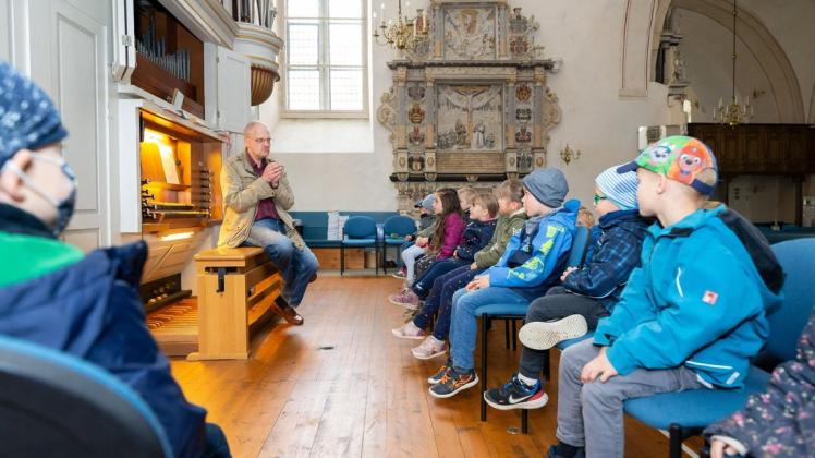 Gebannt beobachten die Kindergartenkinder den Kirchenmusiker Martin Stindt beim sechsten Orgelentdeckertag.