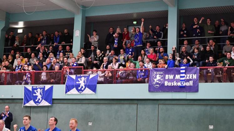 In der Partie gegen den "Lieblingsrivalen" VfL Löningen setzen die Merzener Lions wieder auf die Unterstützung ihrer Fans – wie hier im Februar 2020, als sie ihr Team in der Löninger Sporthalle anfeuerten (Archivfoto).