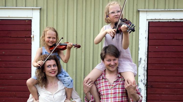 Finnisches Familien-Quartett: Musiker Minna Pensola und Antti Tikkanen mit ihren beiden Töchtern.