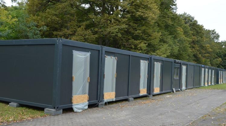Noch stehen 29 Container auf dem Schützenplatz, ab Mitte November kommen sie an ihren eigentlichen Standort auf dem Gelände der Kita Märchenland in der Sandfurttrift. Noch stehen 29 Container auf dem Schützenplatz, ab Mitte November kommen sie an ihren eigentlichen Standort auf dem Gelände der Kita Märchenland in der Sandfurttrift.
