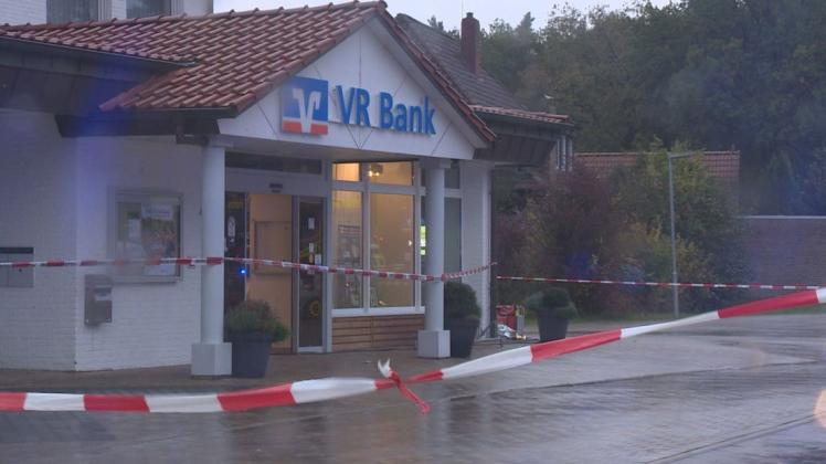 Unbekannte Täter haben am frühen Freitag versucht, einen Geldautomaten in der Sandkruger Volksbank-Filiale zu sprengen.