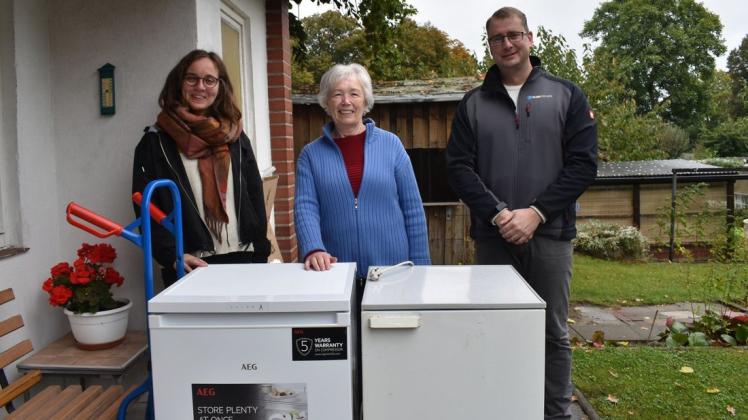 Alt gegen neu: Irene Holz (M.) freute sich über einen neuen Kühlschrank, den ihr Luise Lukow und Marko Schultz in den Garten lieferten.