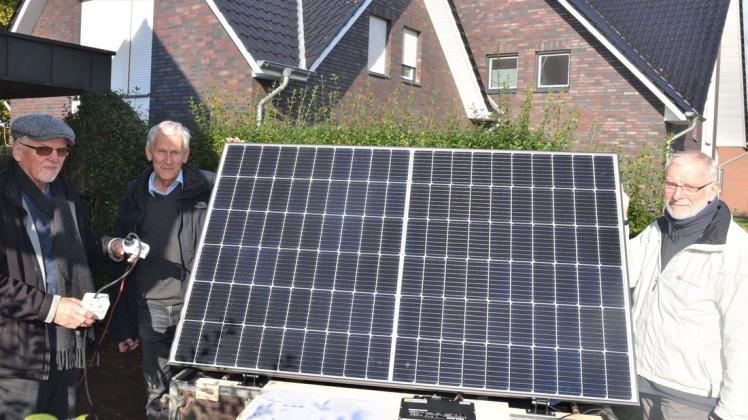 Gerhard Lüllmann, Jochen Röhr und Manfred Bestenbostel (von links) von der Gemeinschaft für Klimaschutz Ganderkesee wollen den Menschen kleinformatige Solaranlagen näher bringen.