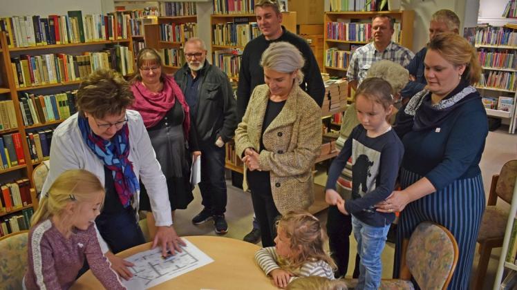 Die Pläne sind gemacht, das Geld ist da: Simone Borchardt (M.) brachte jetzt den Fördermittelbescheid im Original in die Crivitzer Bibliothek zu Bürgermeisterin Britta Bruch-Gamm (l.) und dem Stadt-Team.