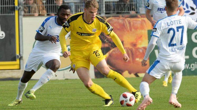 Letztmals in einem Drittligaspiel in Lotte (und gegen Lotte) trat der VfL (hier mit Steffen Tigges in gelb) im Oktober 2018 an - die Partie endete 0:0. Foto. Kemme
