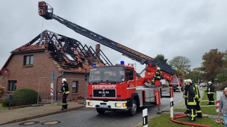 Das Feuer zerstörte das Doppelhaus in Karow komplett. Nun soll es in der kommenden Woche ein großes Fest geben, um der betroffenen Familie zu helfen.