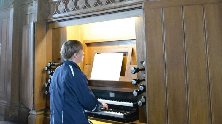 Test nach der Restaurierung: Kantorin Dorothea Uibel spielt die Runge-Orgel in der Dömitzer Johanneskirche.