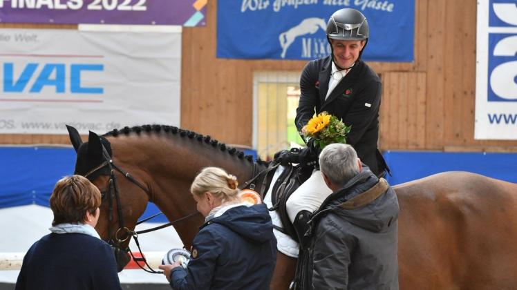 Christoph Lanzke ist einer der ersten Gewinner beim 27. Springturnier auf dem Gadebuscher Zuchthof.