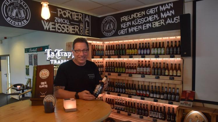 Bier, so weit das Auge reicht: Sven-Ulrich Blank hat das Hardball Café umgestaltet und ein ganz neues Angebot geschaffen.