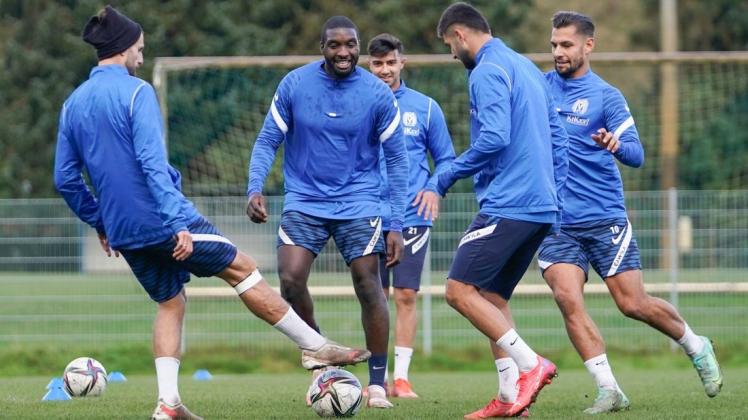Neuzugang Richard Sukuta-Pasu (2.v.l.) trainiert seit Montag beim SV Meppen mit.