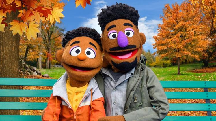 Die Sesamstraße setzt seit geraumer Zeit ein Zeichen gegen Rassismus: Wes und sein Vater Elijah, die neuen schwarzen Puppen in der US-Ausgabe der «Sesamstraße». Etliche Kinderlieder sind noch nicht so weit.