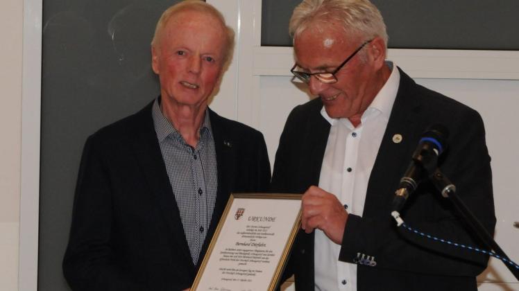 Die Übergabe einer Urkunde gehörte dazu, als Bernhard Dürfahrt (links) von Karl-Heinz-Rohrmann für besonderes ehrenamtliches Engagement ausgezeichnet wurde.