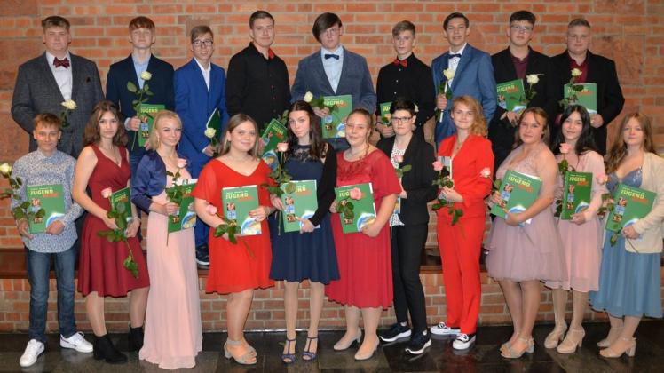 Jetzt zählen auch sie zu den Erwachsenen: Die Schüler der beiden neunten Klassen aus der Fritz-Reuter-Schule.