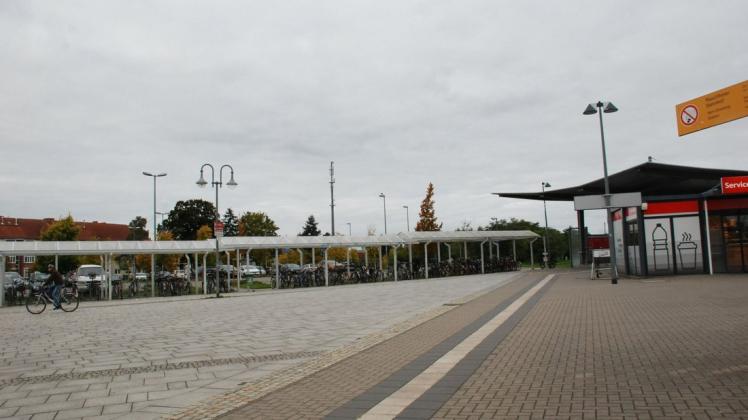 Im Bereich der Fahrradständer mit der dahinter liegenden Parkfläche könnte das neue Parkhaus am Wittenberger Bahnhof entstehen.