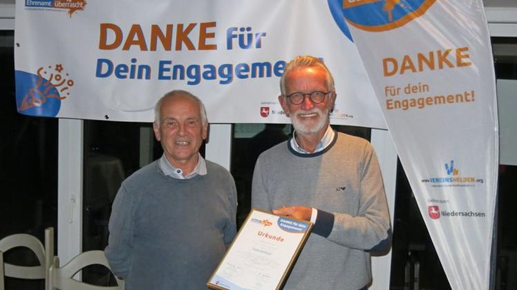 Wolfgang Werner (links) ist der Vereinsheld beim TC Bramsche. Die Urkunde überbrachte der Kreissportbundvorsitzende Winfried Beckmann.