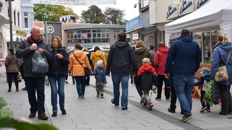 Eine Stadt in Bewegung: Den verkaufsoffenen Sonntag haben viele Menschen genutzt, um Schnäppchen zu machen. Eine Stadt in Bewegung: Den verkaufsoffenen Sonntag haben viele Menschen genutzt, um Schnäppchen zu machen.