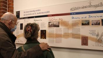 Schon zu Beginn der Ausstellung lesen viele Perleberger die Infotafel zur Geschichte der Stadtkirche St. Jacobi.