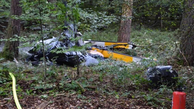 Beim Absturz eines Hubschraubers in Baden-Württemberg sind drei Menschen ums Leben gekommen.