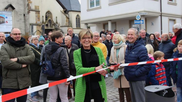 Bestens gelaunt durchtrennte Bürgermeisterin Magdalene Heuvelmann am Sonntag das Absperrband rund um den Thieplatz.