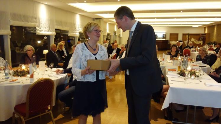 Die noch amtierende Bürgermeisterin und ihr Nachfolger: Alice Gerken erhält ein Abschiedsgeschenk von Ralf Wessel