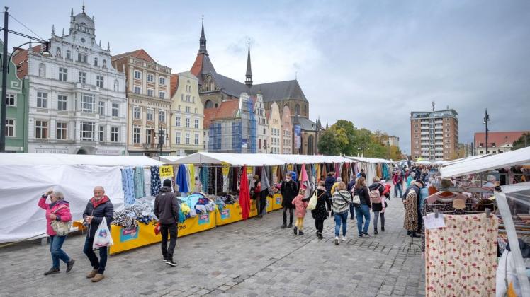 Der Deutsch-Holländische Stoffmarkt in Rostock fand am Sonntag bei regnerischem Wetter statt.