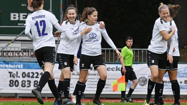 Hatten allen Grund, sich zu freuen: (von links) Stefanie Herzberg, Julia Hechtenberg, Lea Bultmann und Olivia Kulla gewannen mit dem TV Jahn das Regionalliga-Heimspiel gegen Burg Gretesch mit 5:1 Hatten allen Grund, sich zu freuen: (von links) Stefanie Herzberg, Julia Hechtenberg, Lea Bultmann und Olivia Kulla gewannen mit dem TV Jahn das Regionalliga-Heimspiel gegen Burg Gretesch mit 5:1