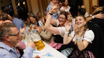 Volle Bierbänke und ausgelassene Gäste – vom Teenageralter bis zu älteren Semestern: Das Bayrische Wochenende im Hotel Lingemann in Wallenhorst kam gut an.