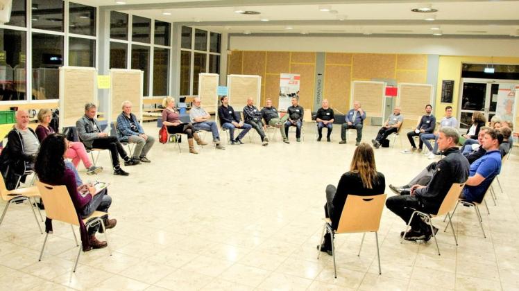 Die Teilnehmer des Auftakttreffens für das „Beratungsnetzwerk Hunte“ im Stuhlkreis.