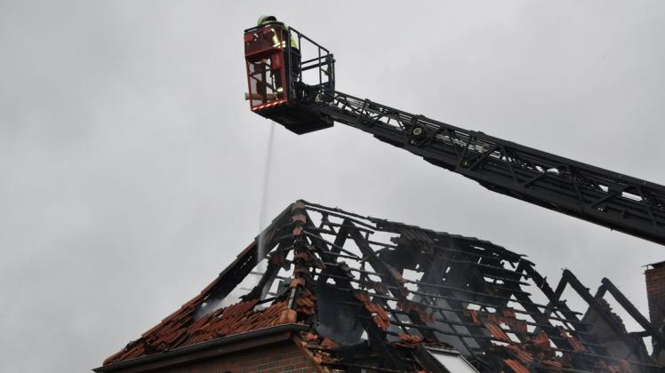 Das Feuer zerstörte das Doppelhaus in Karow komplett.