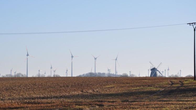 Der schon bestehende Windpark zwischen Kladrum, Frauenmark und Friedrichsruhe ist mit 58 Anlagen und der Holländermühle einer der größten in MV. Nun soll im Osten noch der Windpark von Wessin hinzukommen.
