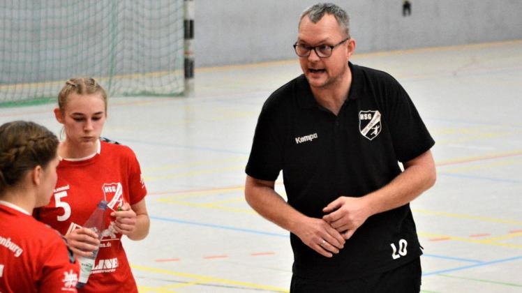 Die HSG Hude/Falkenburg um ihren Trainer Lars Osterloh hat ihre erste Niederlage der Saison 2021/22 kassiert.
