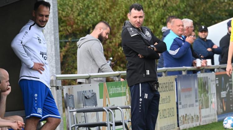 Ihm fiel ein "Stein vom Herzen": Ganderkesees Trainer Timo Obal (rechts) und seine Mannschaft haben durch ein 6:2 gegen den VfL Wildeshausen II eine Durststrecke beendet. Ihm fiel ein "Stein vom Herzen": Ganderkesees Trainer Timo Obal (rechts) und seine Mannschaft haben durch ein 6:2 gegen den VfL Wildeshausen II eine Durststrecke beendet.