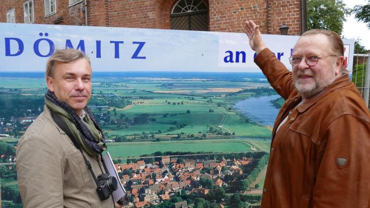 Erhoffen sich beide eine fruchtbare Zusammenarbeit zwischen Forte Cultura und der Stadt Dömitz: Bürgermeister Reinhold Suhrau (r.) inspizierte dieser Tage zusammen mit dem Warschauer TU-Dozenten Dr. Wascin Górski das Kommandantenhaus der Festung Dömitz.