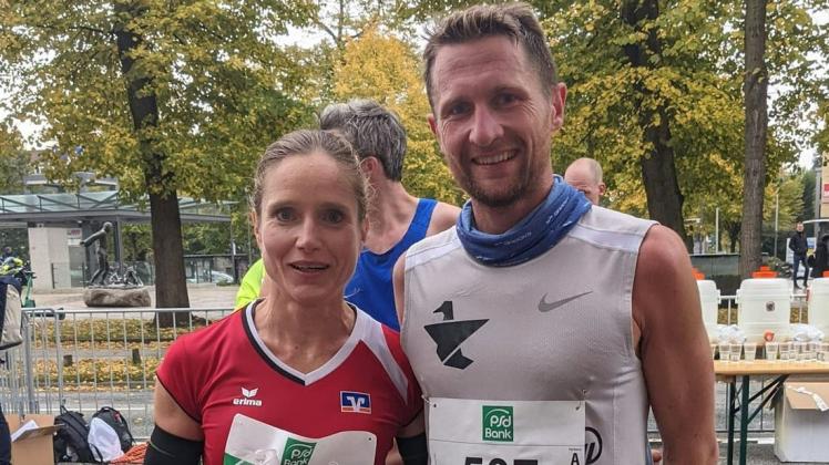 Yvonne Loock und Stephan Krakow freuen sich über die gelungene Zusammenarbeit bei der DM im Halbmarathon in Hamburg.