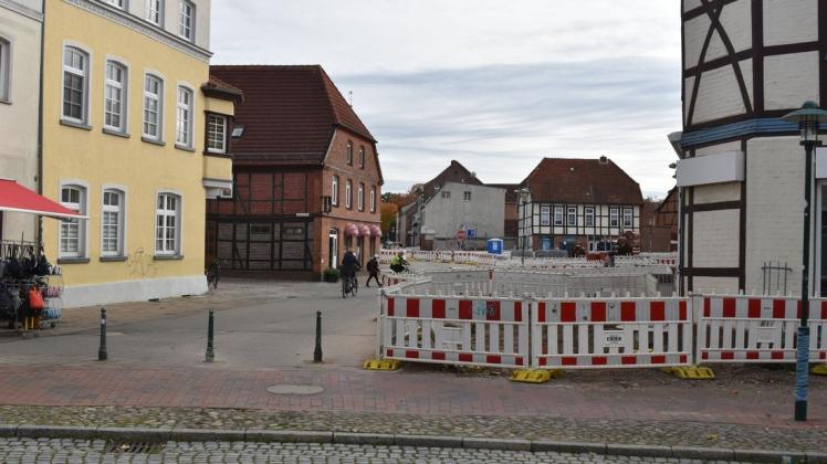 Zur Verbesserung der Aufenthaltsqualität in der Innenstadt soll künftig auch der Lindenplatz beitragen. Derzeit wird er saniert, in Zukunft könnten dort nach Vorstellung der Stadtvertretung und Verwaltung Cafés und Geschäfte angesiedelt werden.