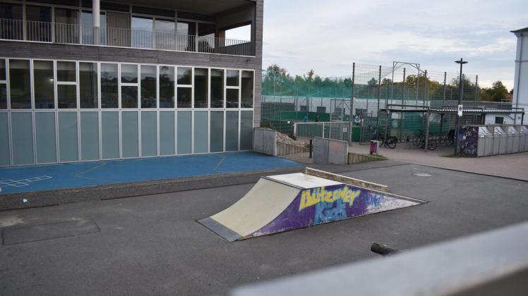 Beliebter Treffpunkt: Die Skate-Bahn und der Fußballplatz an der Grundschule am Schloßplatz. Doch in der schulfreien Zeit ist der Zugang zum Schulhof tabu. Daran halten sich nicht alle.