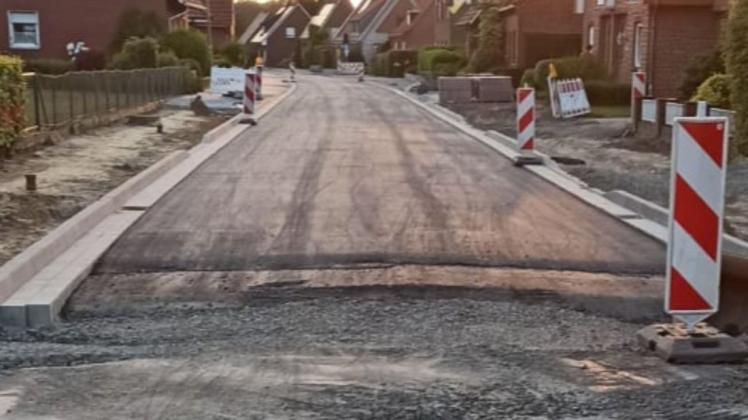 Tiefe Spurstreifen und Risse in der Straßendecke sind Vergangenheit. Die Fahrbahn der Meppener Straße in Haselünne wird saniert. Jetzt folgt der nächste Abschnitt.