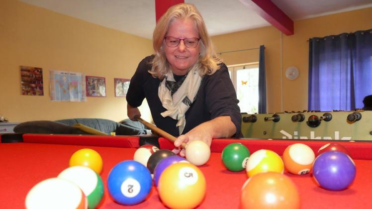 Um eine ruhige Kugel zu schieben, hat Gesine Rauch als neue Jugendclubbetreuerin von Lüblow gar keine Zeit. Doch ab und an spielt die 53-Jährige gern mal eine Runde Billard.