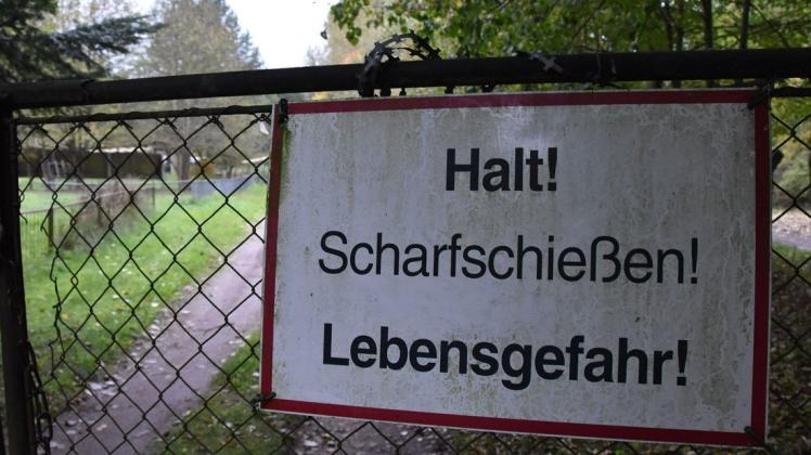 Einfahrt zum Schießplatz in Sternberg: Immer wieder gibt es Kritik wegen des Schusslärms. Derzeit wird zudem noch einmal untersucht, ob das Schießen sicher ist.