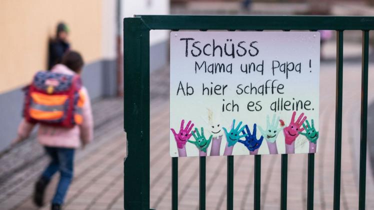 Kinder sollen sicher und selbstständig zur Schule kommen. Deshalb erarbeiten Schweriner Schulen jetzt gemeinsam mit der Verwaltung Schulwegpläne. Doch am Ende tragen die Eltern die Verantwortung. Kinder sollen sicher und selbstständig zur Schule kommen. Deshalb erarbeiten Schweriner Schulen jetzt gemeinsam mit der Verwaltung Schulwegpläne. Doch am Ende tragen die Eltern die Verantwortung.