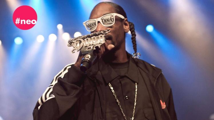 US-Rapstar Snoop (Doggy) Dogg mit protzigem Mikrofon.