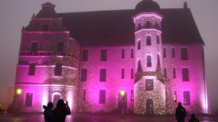 Eine tolle Stimmung: Die Lichtinstallation am Bützower Schloss zum Jahresausklang 2020 hat viele Einwohner und Gäste begeistert.