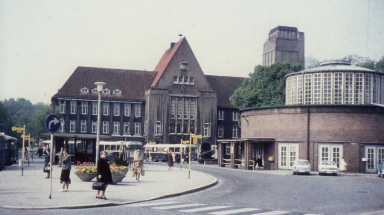 Gehören zusammen: das Rathaus und die Markthalle im Mai 1966.