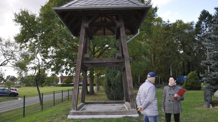 Norbert Schossner berichtet Bürgermeisterin Annett Jura, wie das im Dezember mit dem Transport des alten Glockenstuhls ablief.